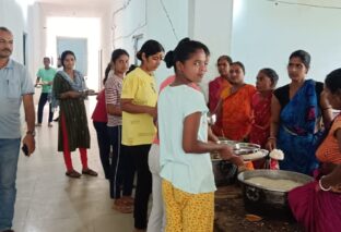 जीविका दीदियों का नया कदम, पुलिस जवानों को परोस रहीं घर जैसा पौष्टिक भोजन