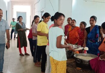 जीविका दीदियों का नया कदम, पुलिस जवानों को परोस रहीं घर जैसा पौष्टिक भोजन