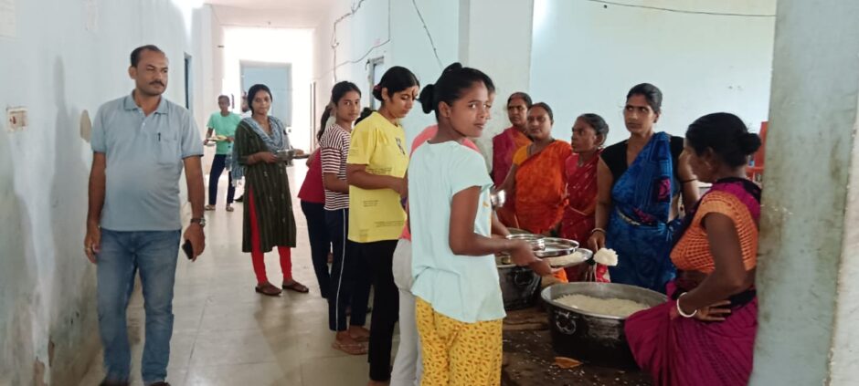 जीविका दीदियों का नया कदम, पुलिस जवानों को परोस रहीं घर जैसा पौष्टिक भोजन