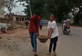 नेशनल हाईवे पर स्कूली बच्चों से बालू ढुलाई कराते शिक्षक का वीडियो वायरल