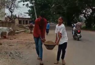 नेशनल हाईवे पर स्कूली बच्चों से बालू ढुलाई कराते शिक्षक का वीडियो वायरल