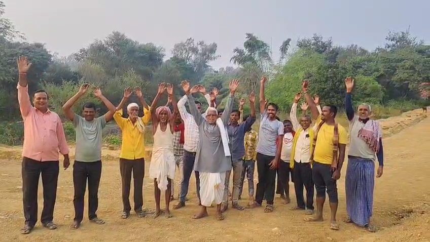 घटिया सड़क निर्माण पर फूटा ग्रामीणों का गुस्सा, पेलवाजन–बिंजी कटियारी सड़क परियोजना में अनियमितताओं का आरोप