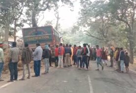 तेज़ रफ़्तार हाईवा की चपेट में आने से महिला की मौत, आक्रोशित ग्रामीणों ने चालक को बनाया बंधक