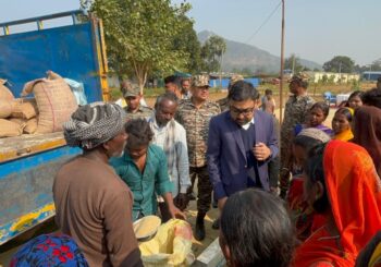 चोरमारा गांव में जिला प्रशासन ने कराया पीडीएस राशन का वितरण, 25 वर्ष बाद ग्रामीणों को मिली बड़ी राहत