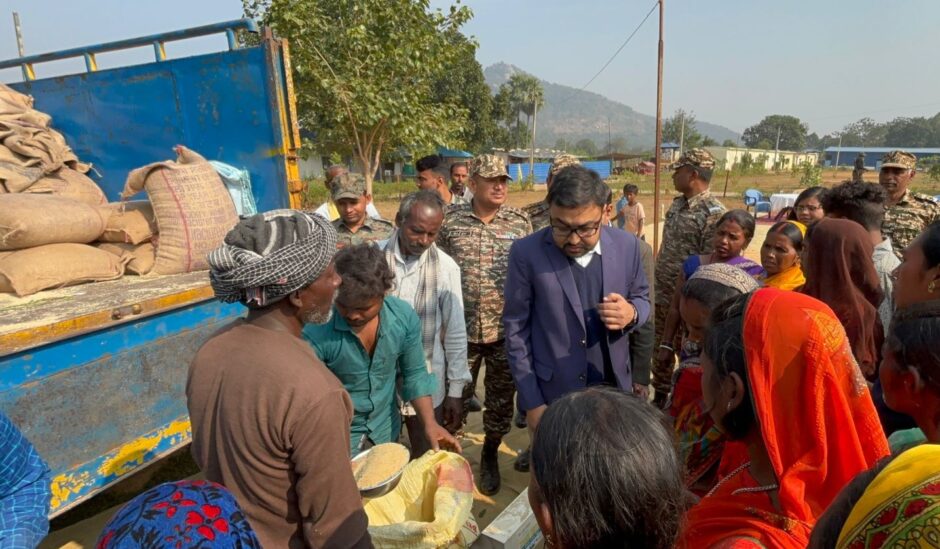 चोरमारा गांव में जिला प्रशासन ने कराया पीडीएस राशन का वितरण, 25 वर्ष बाद ग्रामीणों को मिली बड़ी राहत