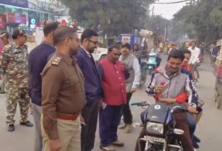 गुलाब के बहाने जागरूकता: जमुई प्रशासन का ‘सॉफ्ट ट्रैफिक ड्राइव’, नियम तोड़ने वालों को दिया सकारात्मक संदेश