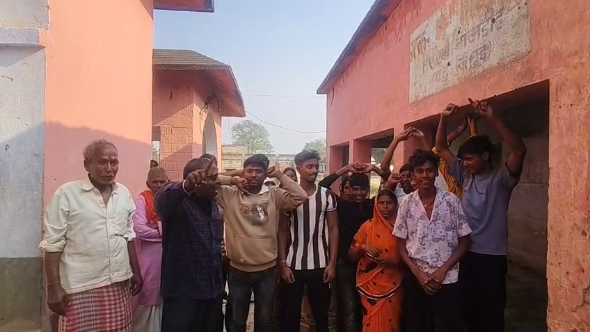 उत्क्रमित मध्य विद्यालय तेरुखा में अभिभावकों का हंगामा, व्यवस्था पर उठाया गंभीर सवाल