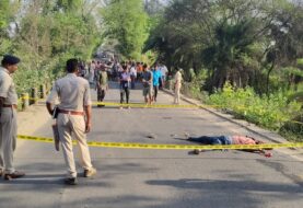बेलाटांड़ पुल के पास तेज रफ्तार हाइवा ने ली युवक की जान, ग्रामीणों में आक्रोश