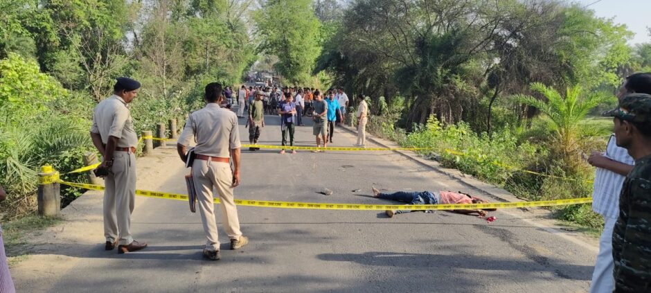 बेलाटांड़ पुल के पास तेज रफ्तार हाइवा ने ली युवक की जान, ग्रामीणों में आक्रोश