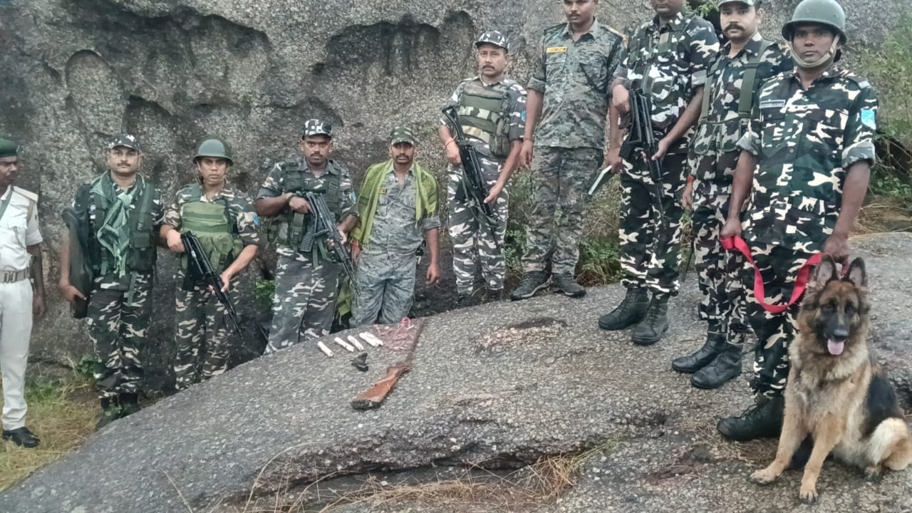 चरकापत्थर में SSB की बड़ी कार्रवाई, नक्सलियों के छिपाए हथियार और विस्फोटक बरामद