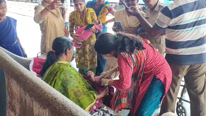 जमुई रेलवे स्टेशन पर महिला का प्रसव, प्लेटफॉर्म पर गूंजी नवजात की किलकारी
