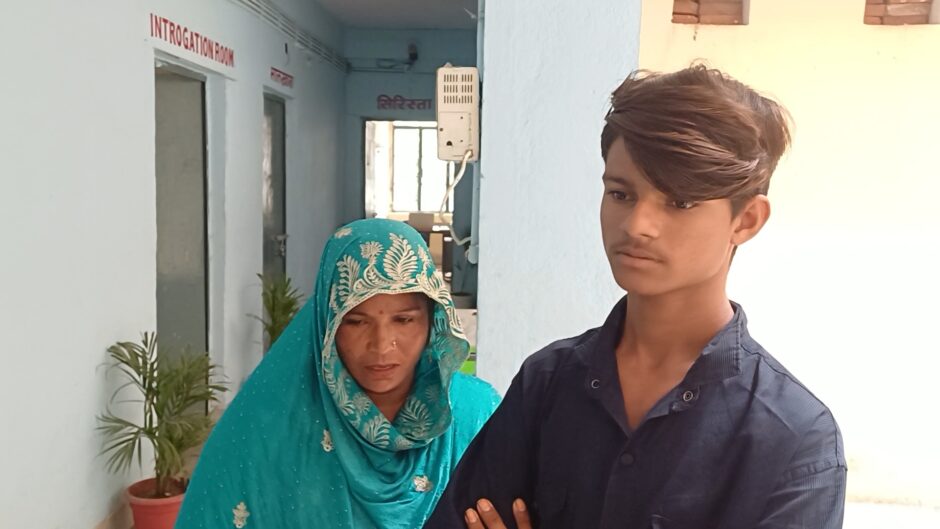 रॉन्ग नंबर से हुआ प्यार, पांच बच्चों की मां ने 19 साल के युवक से रचाई शादी….