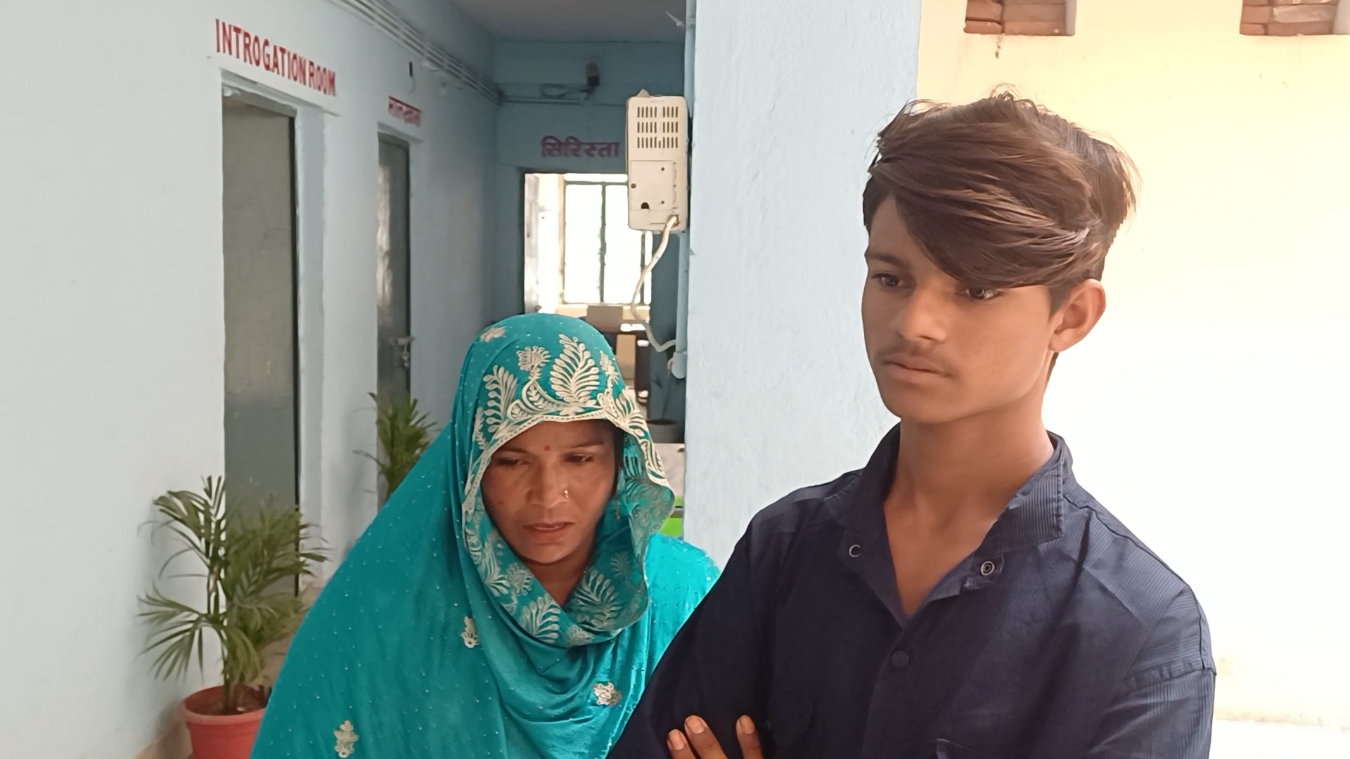 रॉन्ग नंबर से हुआ प्यार, पांच बच्चों की मां ने 19 साल के युवक से रचाई शादी….