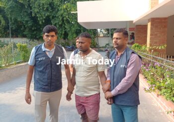 झाझा थाना का सरकारी चालक घूस लेते गिरफ्तार, अवैध बालू कारोबार से जुड़ा मामला