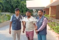 झाझा थाना का सरकारी चालक घूस लेते गिरफ्तार, अवैध बालू कारोबार से जुड़ा मामला