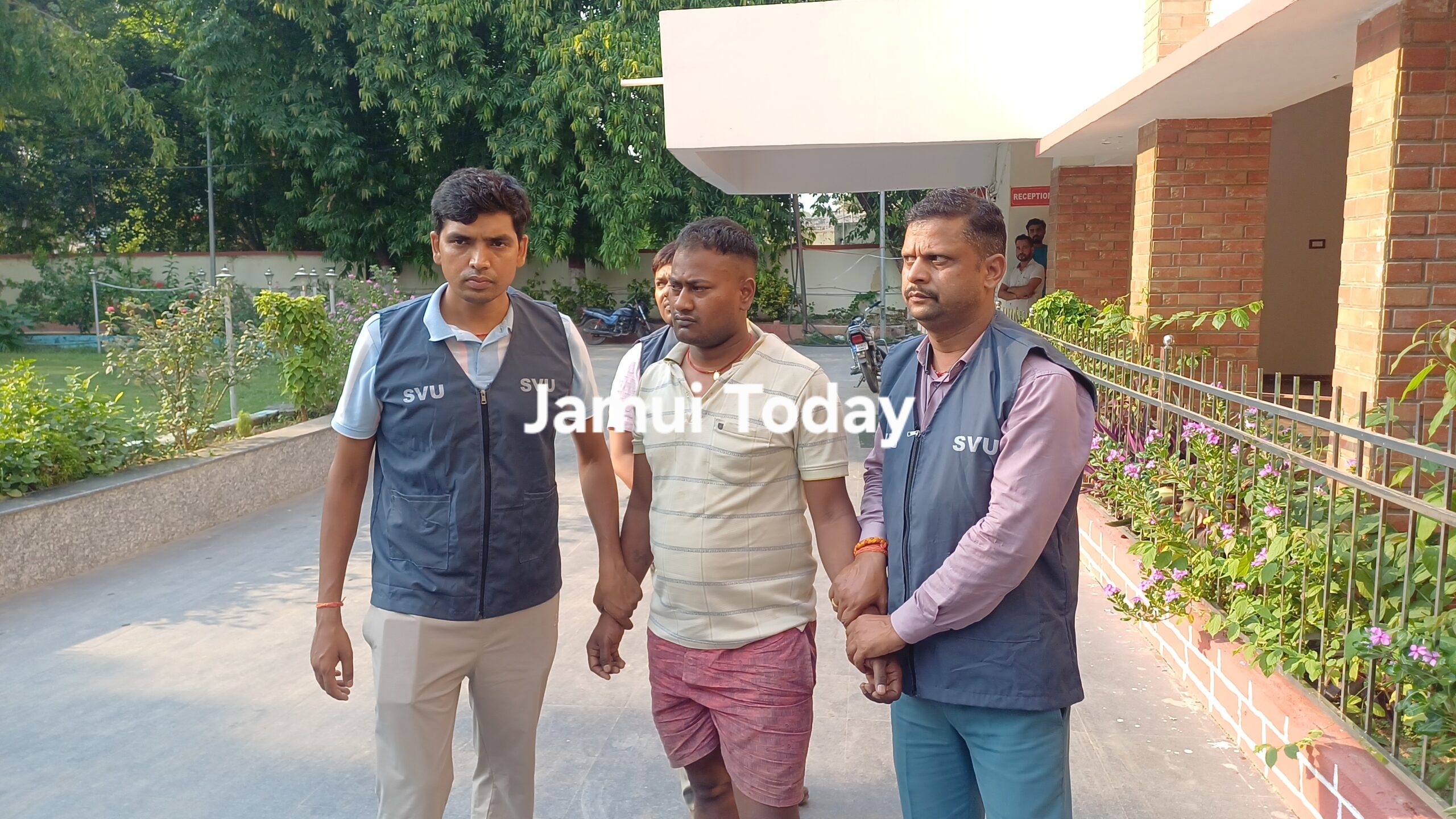 झाझा थाना का सरकारी चालक घूस लेते गिरफ्तार, अवैध बालू कारोबार से जुड़ा मामला