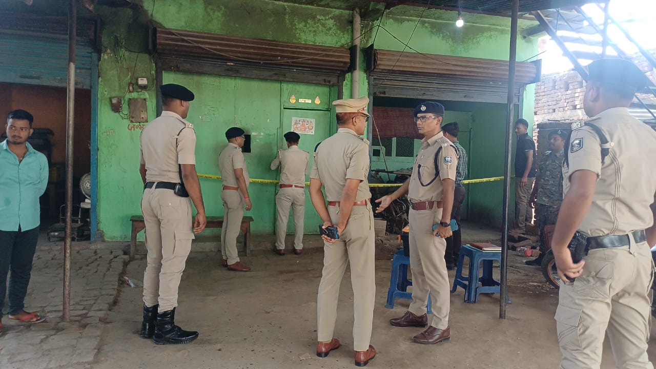 बालू चालान केंद्र पर हथियारबंद बदमाशों का धावा, 8 लाख रुपये लूटे , विरोध करने पर दो कर्मचारियों को मारा चाकू