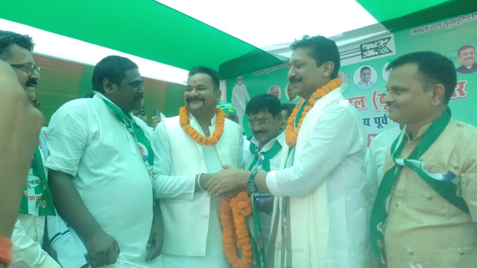 राजद छोड़ मुकेश साह 150 समर्थकों के साथ जदयू में शामिल, सुमित सिंह ने दिलाई सदस्यता