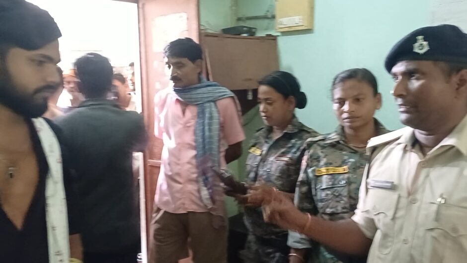 जमुई के स्कूल में शिक्षक पर छात्राओं से कथित अभद्र व्यवहार का आरोप, ग्रामीणों का हंगामा