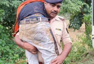 जमुई में मानवता की मिसाल: डायल-112 टीम ने घायल युवक को कंधे पर उठाकर पहुंचाया अस्पताल