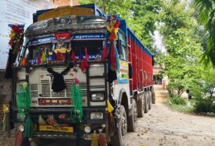 बिना चालान गिट्टी लदा 14 चक्का ट्रक जब्त, खनन विभाग की कार्रवाई से मचा हड़कंप