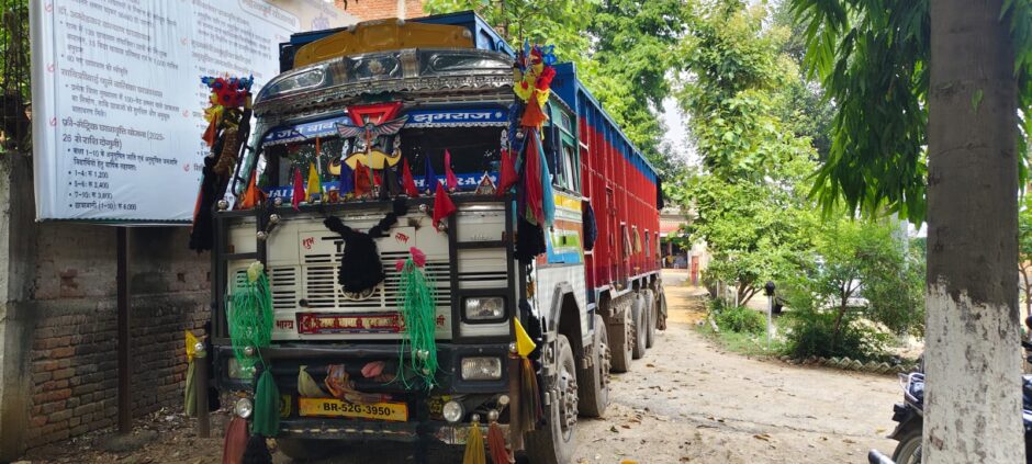 बिना चालान गिट्टी लदा 14 चक्का ट्रक जब्त, खनन विभाग की कार्रवाई से मचा हड़कंप