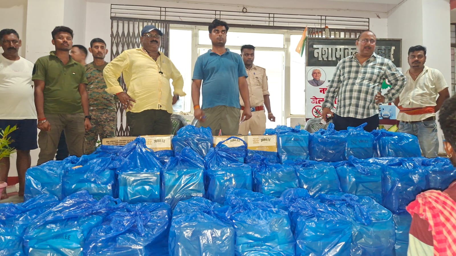 सब्जियों की आड़ में शराब तस्करी नाकाम, सोनो-डुमरी चेक पोस्ट पर 933 लीटर विदेशी शराब बरामद, एक गिरफ्तार
