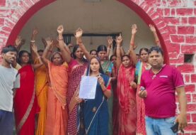 जर्जर भवन पर फूटा ग्रामीणों का गुस्सा, कन्या मध्य विद्यालय सोनो के लिए बीईओ कार्यालय पर प्रदर्शन