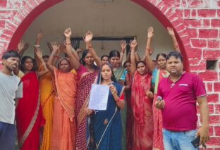 जर्जर भवन पर फूटा ग्रामीणों का गुस्सा, कन्या मध्य विद्यालय सोनो के लिए बीईओ कार्यालय पर प्रदर्शन
