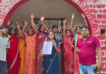 जर्जर भवन पर फूटा ग्रामीणों का गुस्सा, कन्या मध्य विद्यालय सोनो के लिए बीईओ कार्यालय पर प्रदर्शन