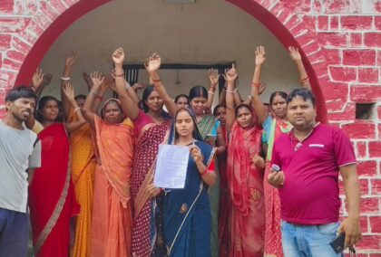 जर्जर भवन पर फूटा ग्रामीणों का गुस्सा, कन्या मध्य विद्यालय सोनो के लिए बीईओ कार्यालय पर प्रदर्शन