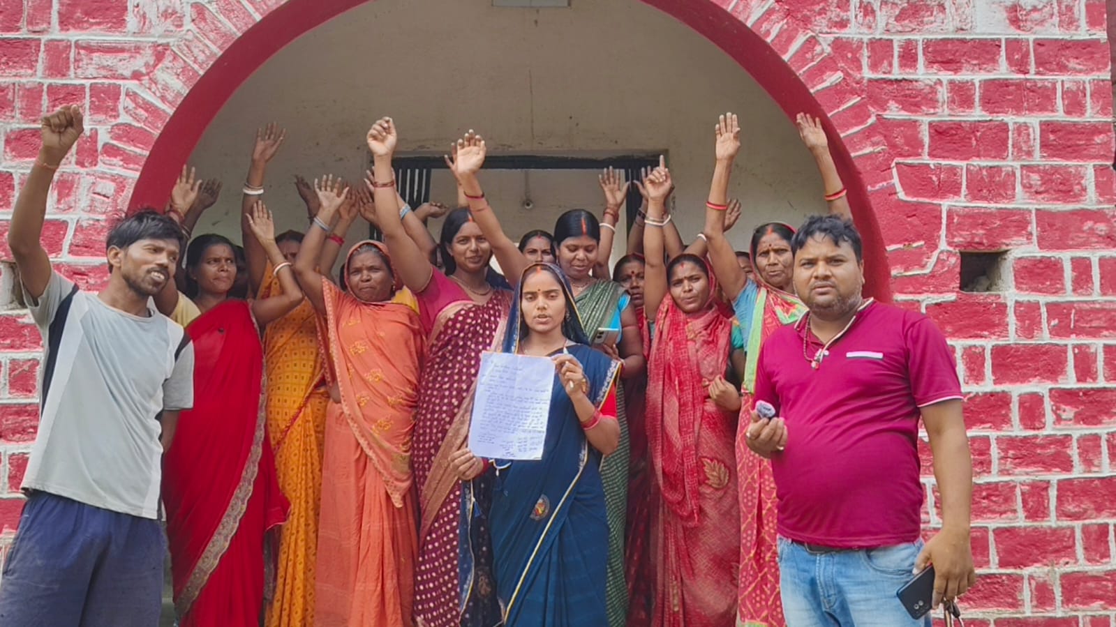 जर्जर भवन पर फूटा ग्रामीणों का गुस्सा, कन्या मध्य विद्यालय सोनो के लिए बीईओ कार्यालय पर प्रदर्शन