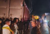 ओरैया के पास सड़क किनारे खड़े हाईवा से टकराई बाइक, एक युवक गंभीर; 12 घंटे से वाहन खड़ा रहने पर ग्रामीणों में नाराजगी