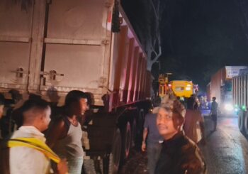 ओरैया के पास सड़क किनारे खड़े हाईवा से टकराई बाइक, एक युवक गंभीर; 12 घंटे से वाहन खड़ा रहने पर ग्रामीणों में नाराजगी
