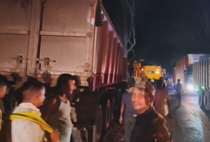 ओरैया के पास सड़क किनारे खड़े हाईवा से टकराई बाइक, एक युवक गंभीर; 12 घंटे से वाहन खड़ा रहने पर ग्रामीणों में नाराजगी