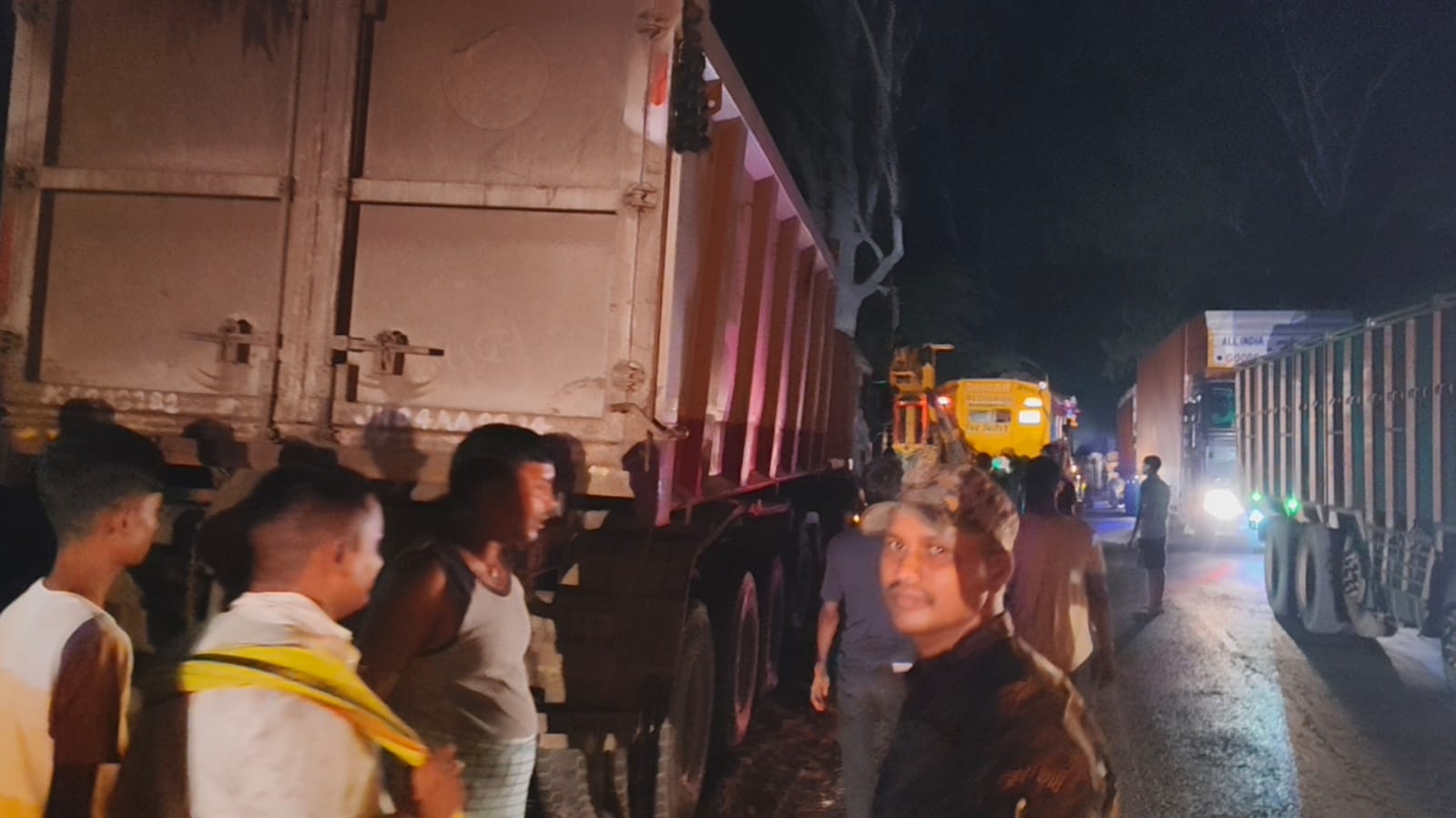 ओरैया के पास सड़क किनारे खड़े हाईवा से टकराई बाइक, एक युवक गंभीर; 12 घंटे से वाहन खड़ा रहने पर ग्रामीणों में नाराजगी