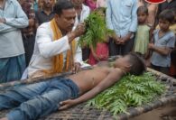 जमुई में अंधविश्वास की खतरनाक तस्वीर: सांप के काटने पर अस्पताल की बजाय घंटों चला झाड़फूंक, वीडियो वायरल