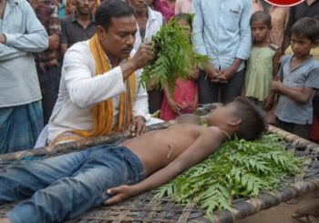 जमुई में अंधविश्वास की खतरनाक तस्वीर: सांप के काटने पर अस्पताल की बजाय घंटों चला झाड़फूंक, वीडियो वायरल