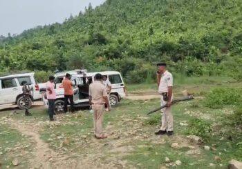 कटहराटांड जंगल में पेड़ से लटका मिला युवक का शव, पुलिस हर पहलू की जांच में जुटी