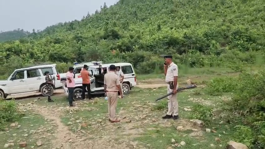 कटहराटांड जंगल में पेड़ से लटका मिला युवक का शव, पुलिस हर पहलू की जांच में जुटी
