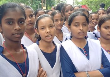 "जाएं तो जाएं कहां?" शिक्षा विभाग की उलझन में फंसे छात्र, डीएम से गुहार लगाने समाहरणालय पहुंचे