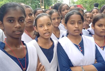 "जाएं तो जाएं कहां?" शिक्षा विभाग की उलझन में फंसे छात्र, डीएम से गुहार लगाने समाहरणालय पहुंचे