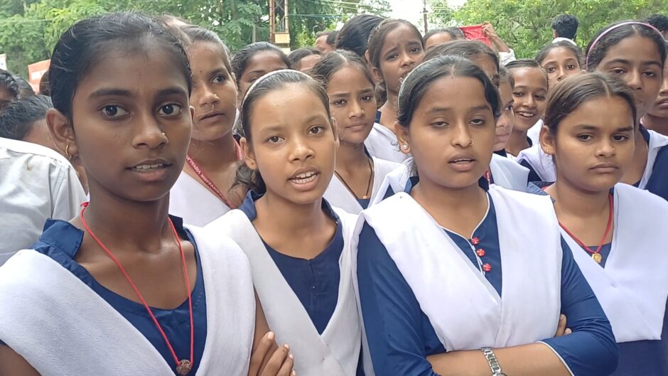 “जाएं तो जाएं कहां?” शिक्षा विभाग की उलझन में फंसे छात्र, डीएम से गुहार लगाने समाहरणालय पहुंचे