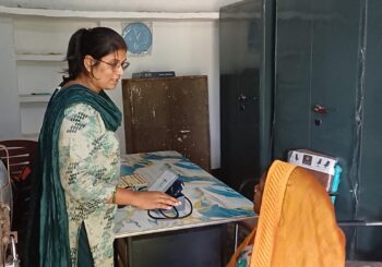 छत टपकती, स्टाफ की कमी: एक महिला डॉक्टर के भरोसे चल रहा खादीग्राम आयुर्वेदिक औषधालय