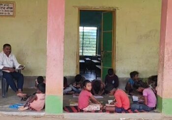 एक कमरे में 82 बच्चों का भविष्य! तीन कमरों में चल रहे दो स्कूल, बरामदे में लग रही कक्षाएं