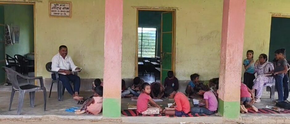 एक कमरे में 82 बच्चों का भविष्य! तीन कमरों में चल रहे दो स्कूल, बरामदे में लग रही कक्षाएं