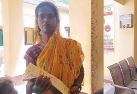 एक साल से जन्म प्रमाणपत्र के लिए अस्पताल के चक्कर काट रही मां, आशा पर 700 रुपये मांगने का आरोप