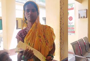 एक साल से जन्म प्रमाणपत्र के लिए अस्पताल के चक्कर काट रही मां, आशा पर 700 रुपये मांगने का आरोप