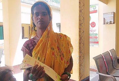 एक साल से जन्म प्रमाणपत्र के लिए अस्पताल के चक्कर काट रही मां, आशा पर 700 रुपये मांगने का आरोप