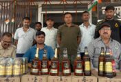 चिरैया पुल के पास Swift कार से 144 लीटर विदेशी शराब बरामद, दो गिरफ्तार